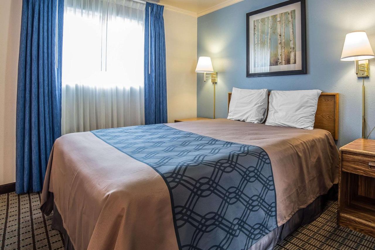 Econo Lodge Inn & Suites Logan Exteriér fotografie