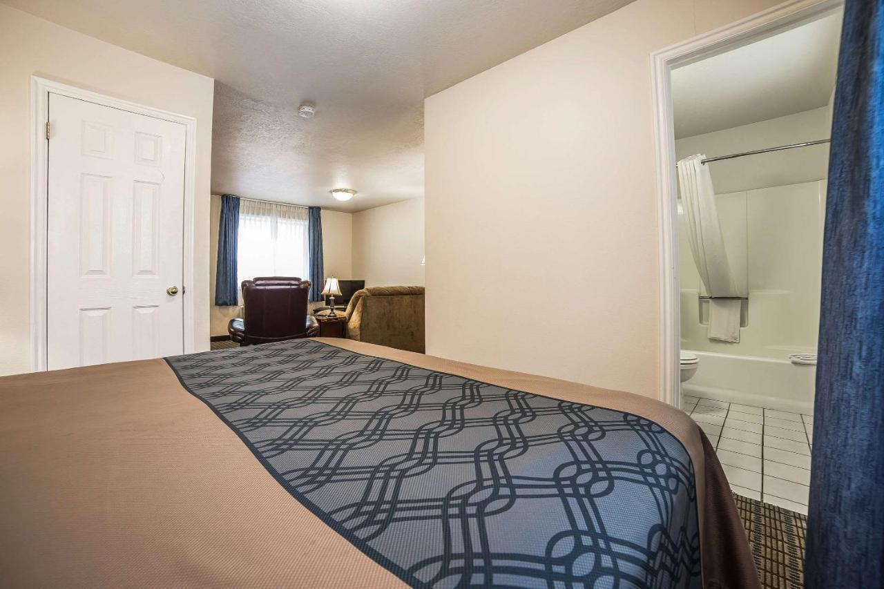 Econo Lodge Inn & Suites Logan Exteriér fotografie