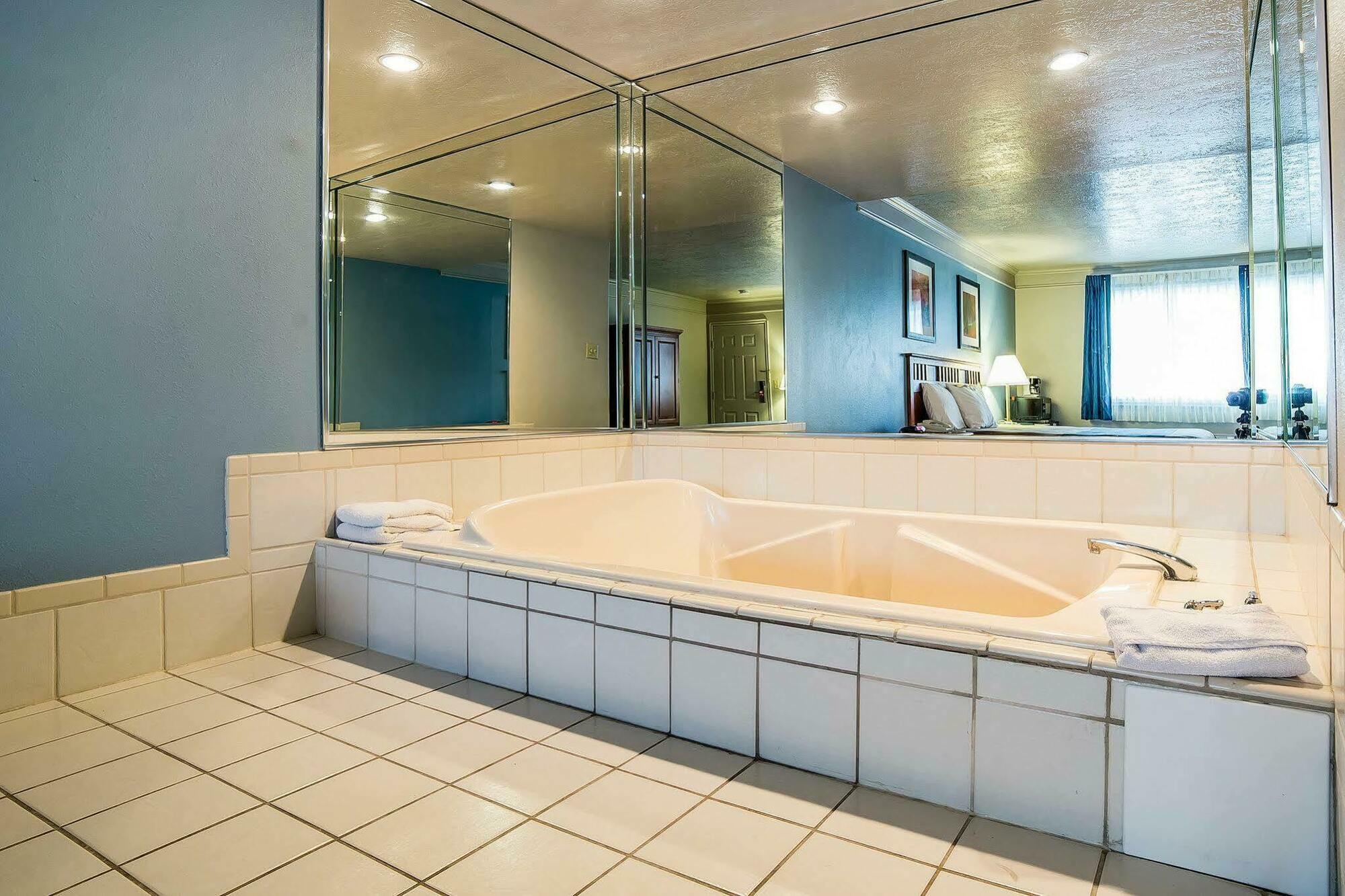 Econo Lodge Inn & Suites Logan Exteriér fotografie